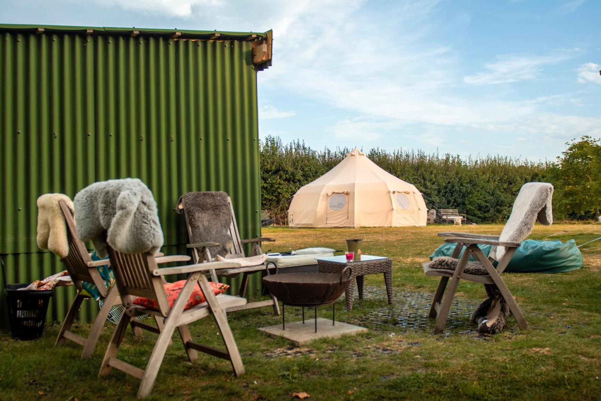 Отель The Follies Glamping Мейдстон Экстерьер фото