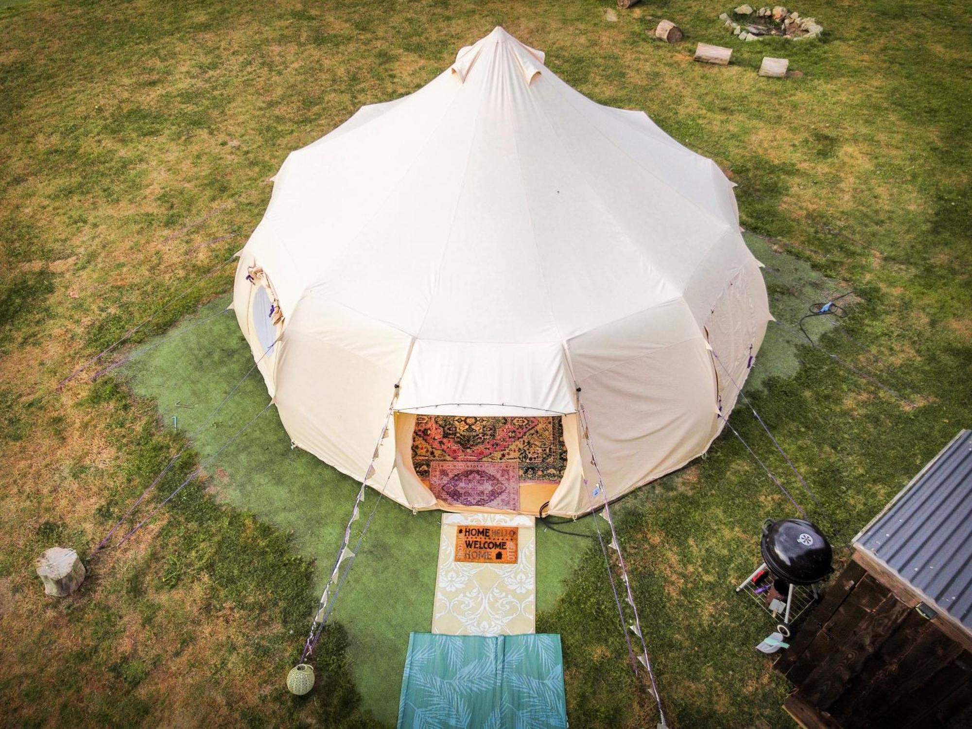 Отель The Follies Glamping Мейдстон Экстерьер фото