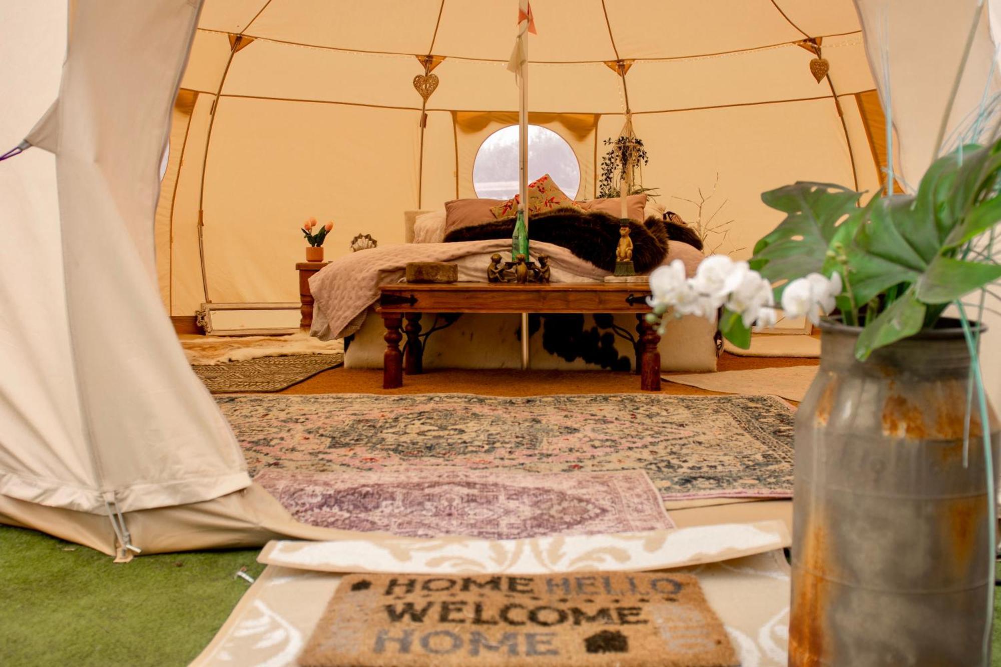 Отель The Follies Glamping Мейдстон Экстерьер фото