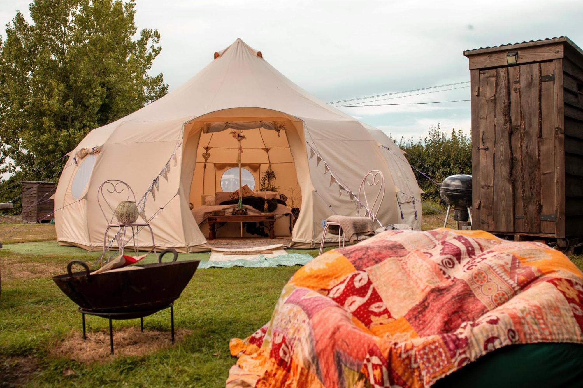 Отель The Follies Glamping Мейдстон Экстерьер фото